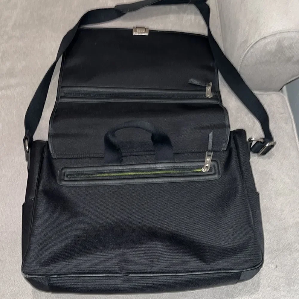 Ossington black messenger
